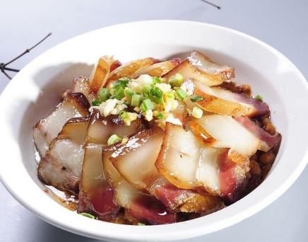 蒸腊肉,直接上锅是大错!教你正确做法,腊肉软嫩入味,香味足