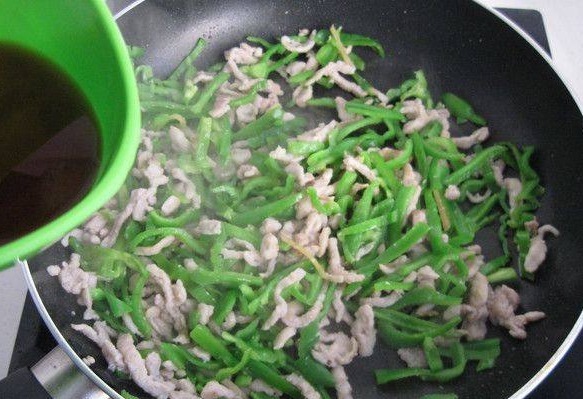 不管炒什么肉，直接用淀粉腌就错了，教你一招，肉质滑嫩不粘锅！