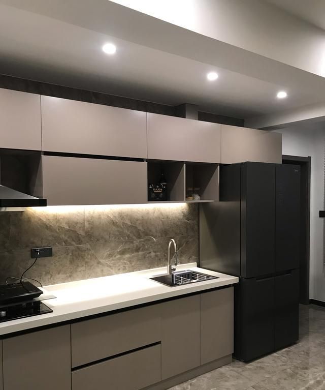 背景墙|新房装修完工,人造大理石的电视背景墙超奢华,朋友来了都被迷住