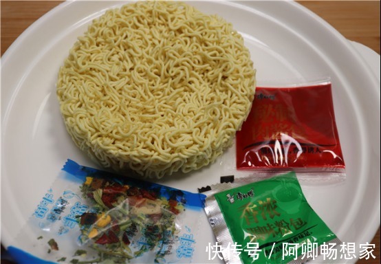 煮泡面，最“忌讳”先放面饼，原来一直弄错顺序，难怪油腻又难吃