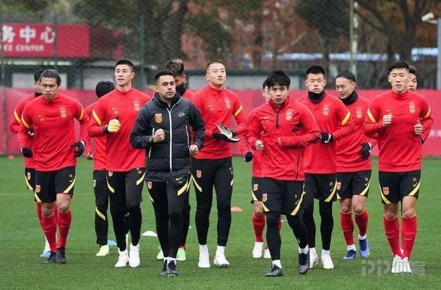 中国足球|凌晨1点!中国足球传喜讯:李霄鹏做出难得表态,球迷齐声点赞