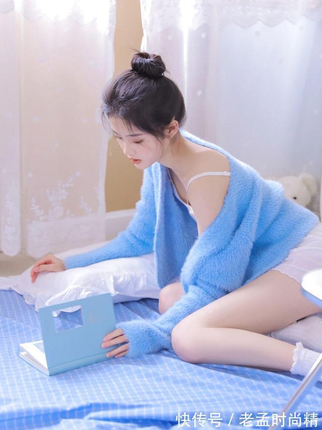 蓝色 为什么女人穿蓝色毛衣这么好看?给人一种很清澈的感觉,漂亮