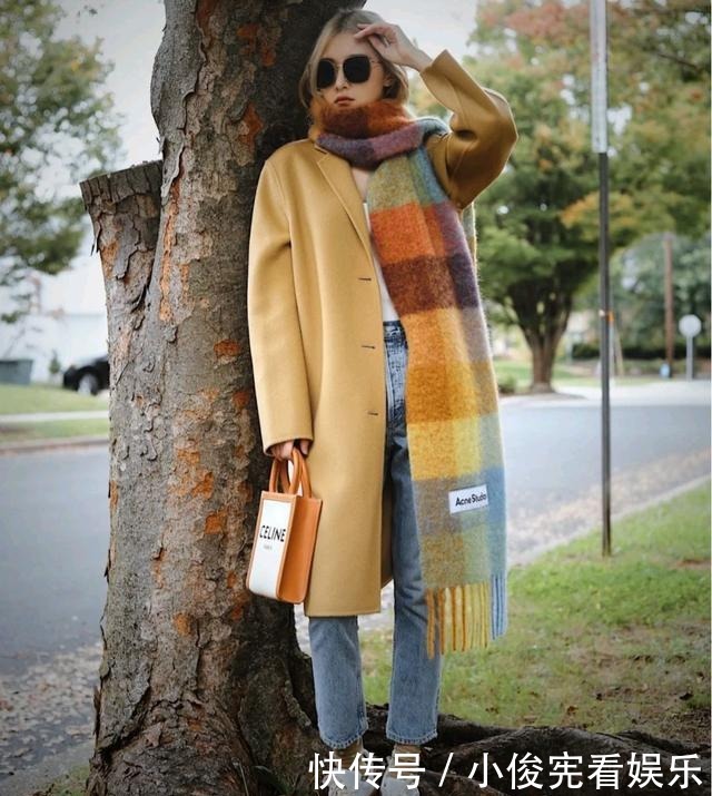 天冷了,分享3个优雅时髦的“围巾”搭配,温暖舒适显气质