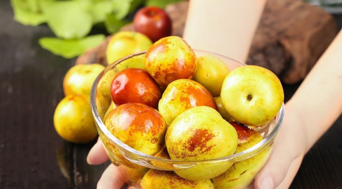 维生素C是苹果的60倍,看着不起眼的一道水果,蒸来吃太香了