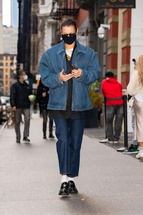 贝拉·哈迪德为秀身材真挺拼，短T恤也撑得起，没170真不敢这么穿贝拉·哈迪德的拼色夹克贝拉·哈迪德的其它夹克