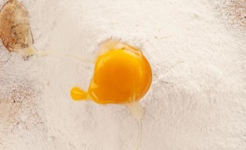 香椿的新吃法，炸香椿外皮金黄酥松，香椿碧绿鲜嫩香味浓郁