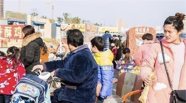 婷婷|这种妈妈接娃放学,影响自己形象不说还很伤孩子的自尊,愿你不是