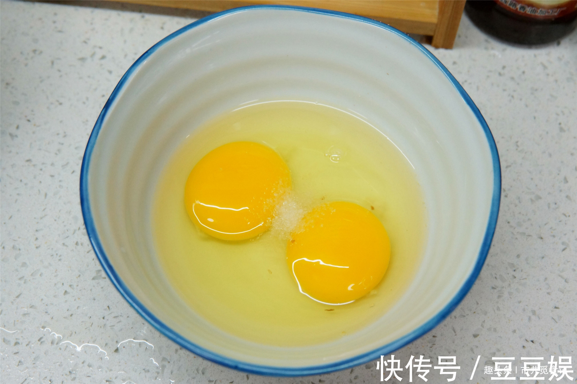 炒木耳时,锅里“噼啪”炸响,大厨教你小窍门,不炸锅还更好吃