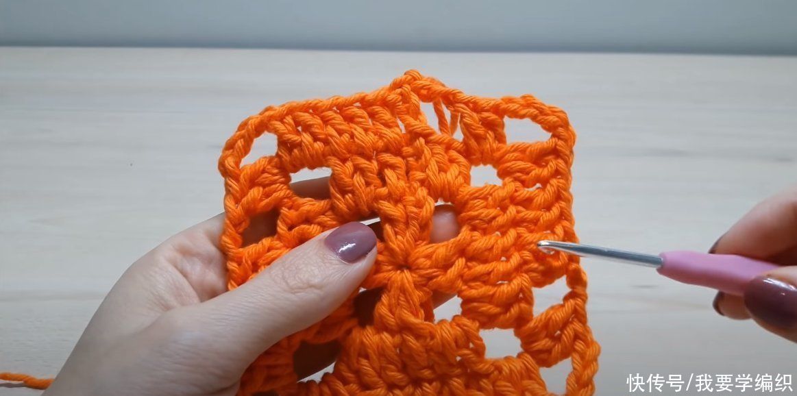  做成|清新简约的钩针方片，可当坐垫或做成抱枕，镂空条三角拼接片教程