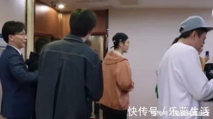 綜藝人|鄧超參加節(jié)目被姐姐團簇擁求合照，接地氣滿足要求，鹿晗反被冷落
