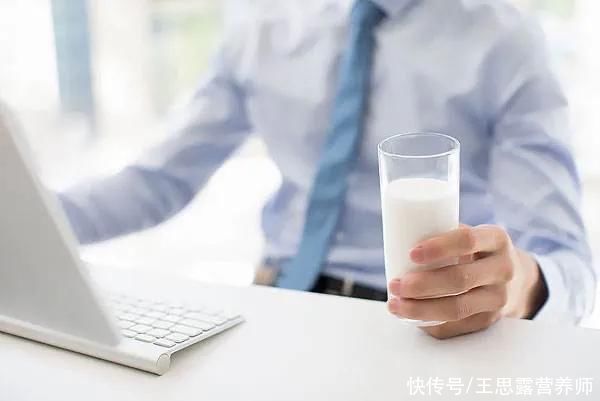 牛奶中|牛奶的作用有哪些？早晚一杯奶，身体更健康