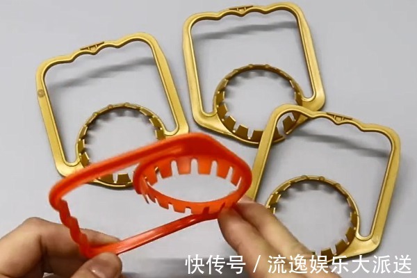 把4个油桶提手粘贴一起,放在厨房有大用处,全家人都抢着用!