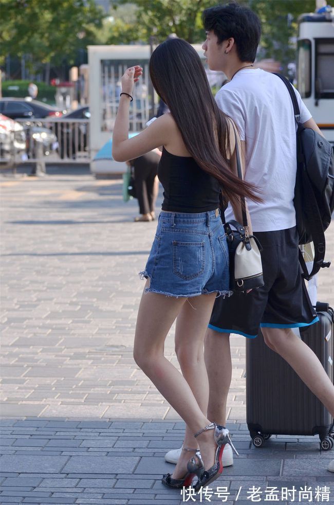 搭配 街拍美女:牛仔短裤,灰色尖头细跟鞋,身材娇小的女生搭出时尚美