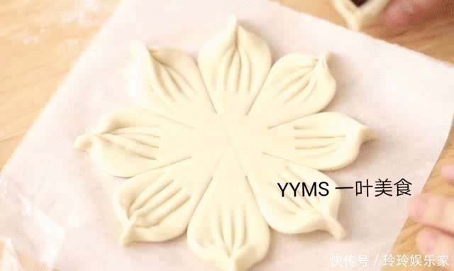 面食|年夜饭花样面食，枣花馍寓意好，做法简单，松软光滑白净红枣馒头