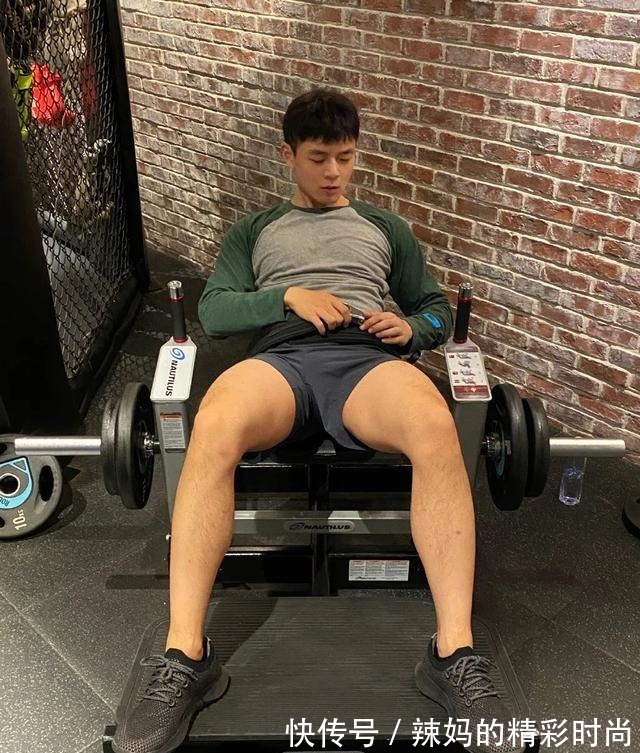 马秀|健身房抓拍的运动帅哥，大长腿有点粗壮哦！