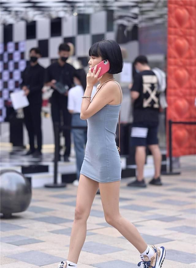 简约 紧身连衣短裙，色彩和款式不同，搭配平底鞋和高跟鞋都可以