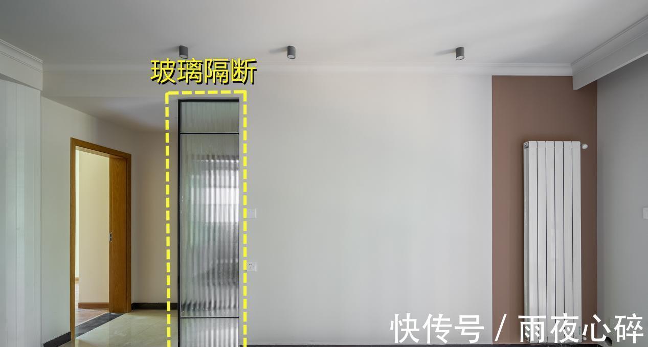 隔断|卫生间门对着客厅玄关，那叫一个尴尬！机智装玻璃隔断，瞬间化解