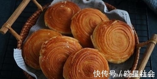 好吃|面粉特别的创意做法，加2个紫薯，比包子馒头都好吃，酥得直掉渣