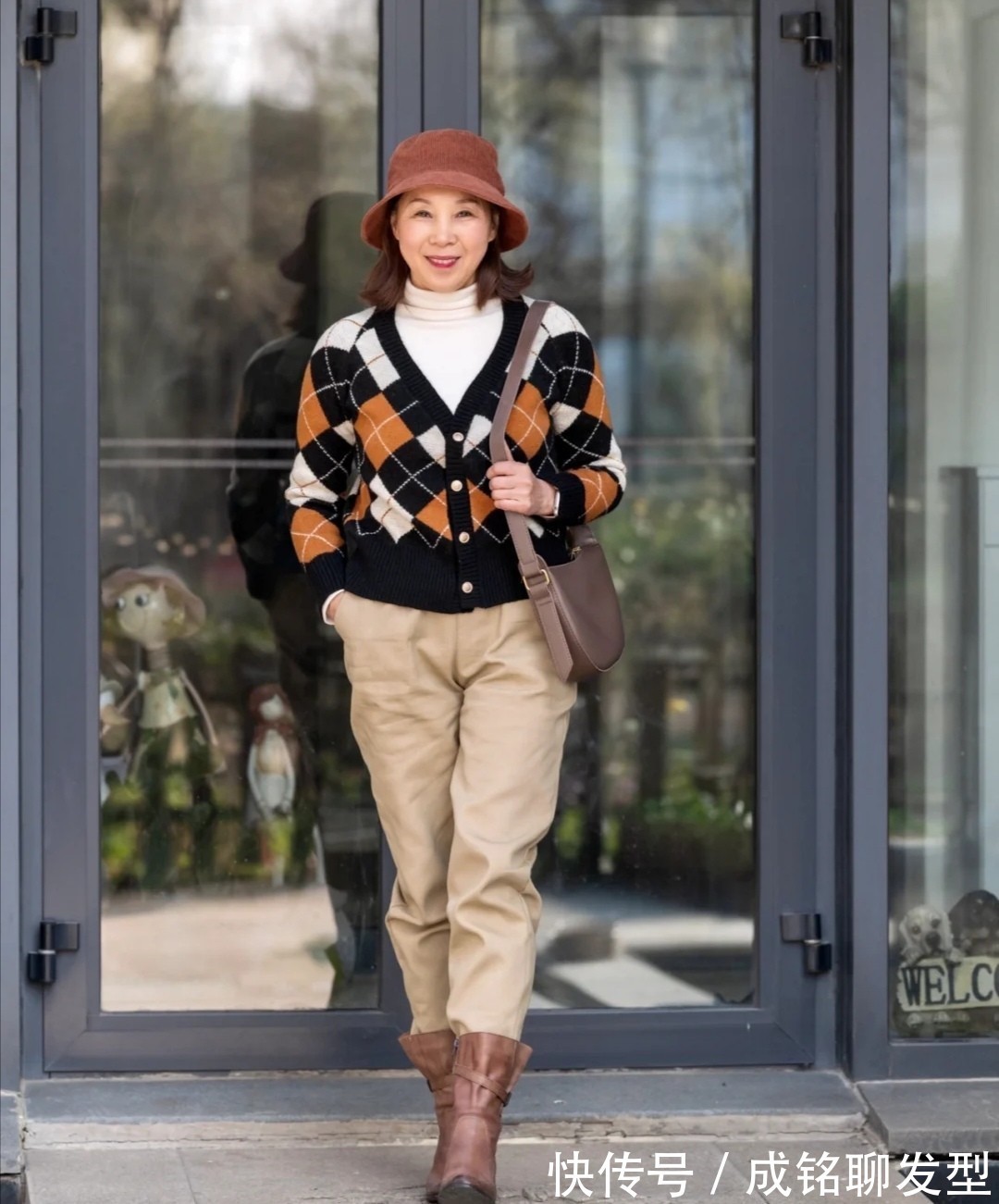 色系 六七十岁的老年人别总穿黑色!试试这四种单品,洋气时尚还显年轻