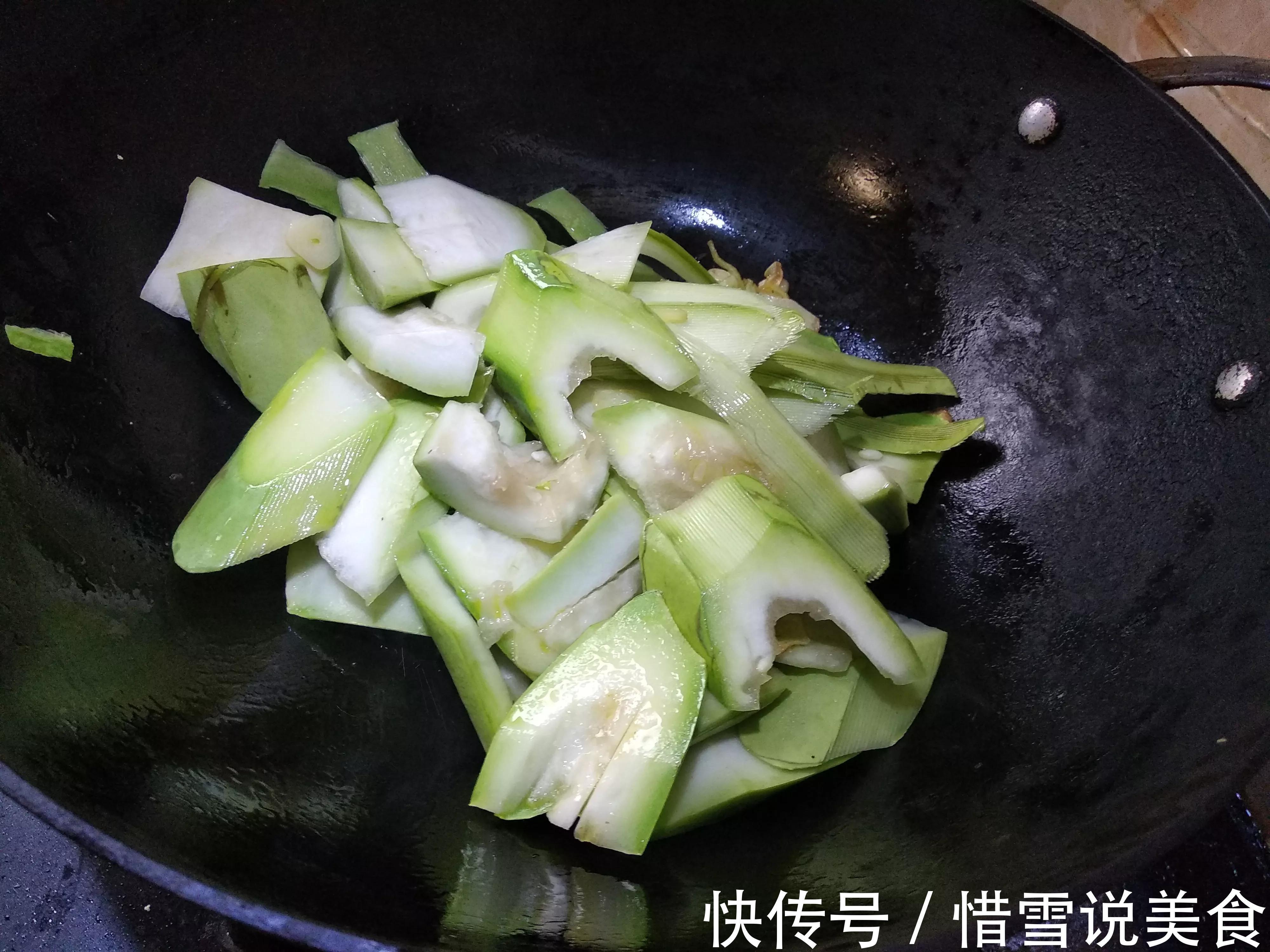 入秋后，要吃这菜得抓紧，跟骨头炖鲜嫩又营养，错过可要再等一年