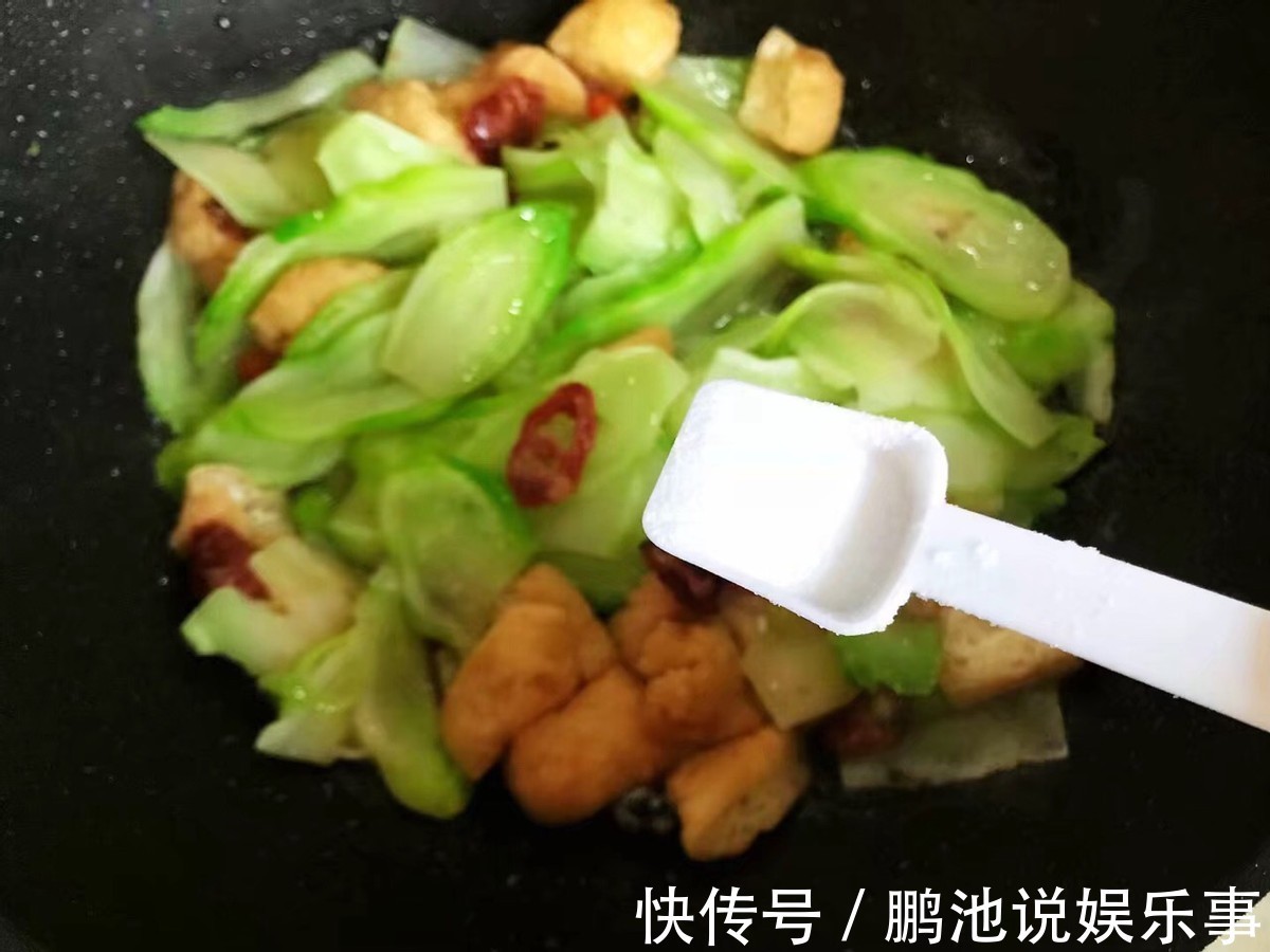 腊肠炒儿菜|家常炒儿菜的做法,加入小米椒,香辣下饭,太解馋了