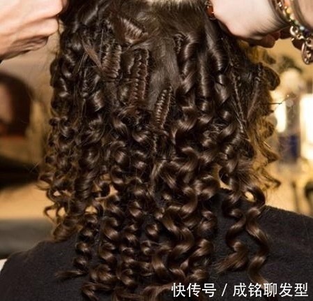 五六十岁女人不适合烫羊毛卷？三个细节搞明白，七八十岁都可以烫