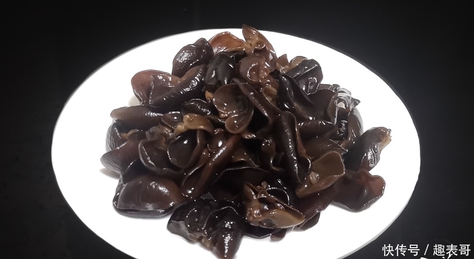 黑木耳|晚餐，最近爱上这道家常菜，酸辣爽口，隔天吃1次，肚子平肤色好