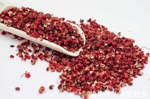 赶跑|中医花椒加一物,连喝5天刮油10斤,湿气口臭都“赶跑”