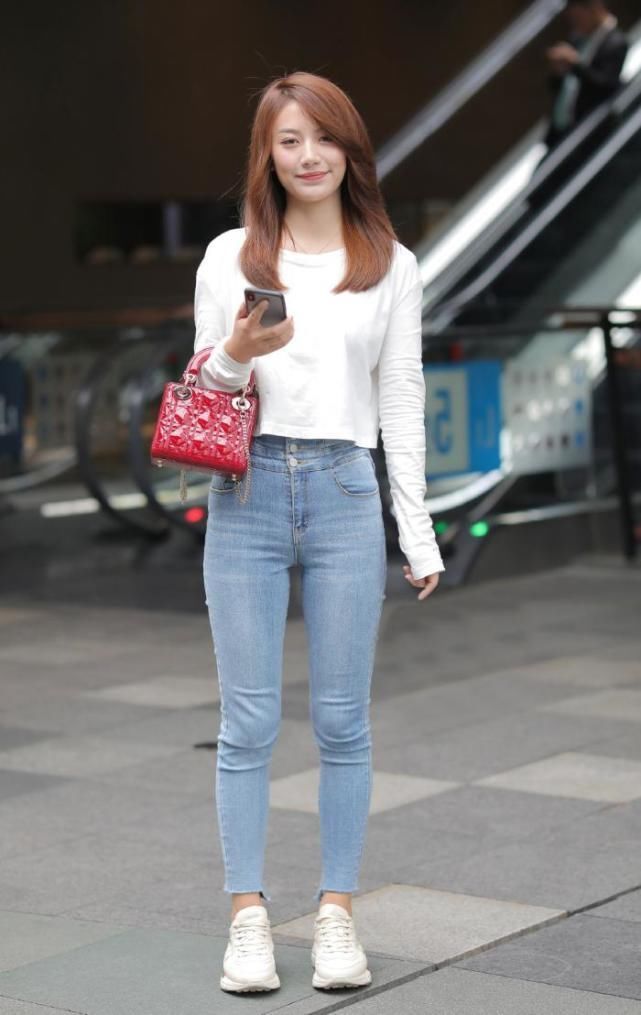 打造休闲风，时尚女生偏爱修身牛仔裤，简单省心又耐看