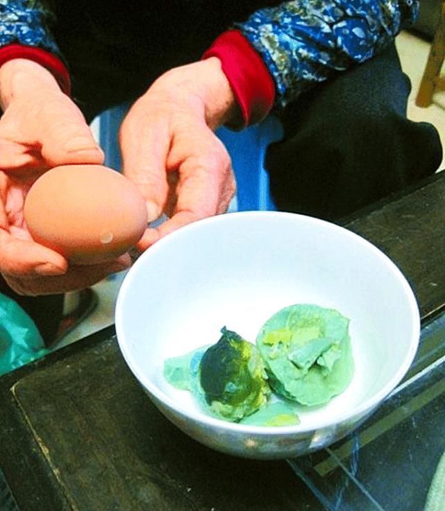 鸡蛋|为什么煮鸡蛋时蛋黄表明会变成灰绿色这还能吃吗看专家咋说