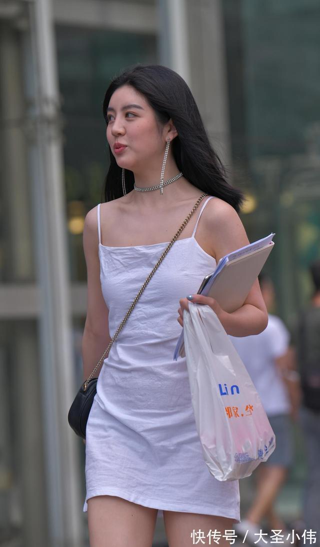 分割式|美女街拍:白色吊带裙搭配透明凉鞋,简约好看又显身材,还能让你清爽又凉快