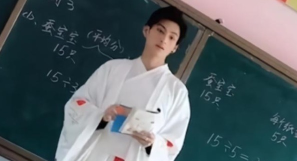 历史！老师穿汉服上课引热议，历史老师穿“龙袍”，奇装异服装扮成潮流