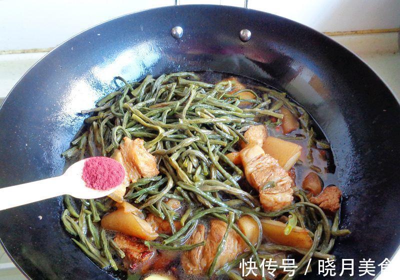 看我家冬天周末午餐，干豆角红烧肉配土豆丝，好吃不油腻又好做