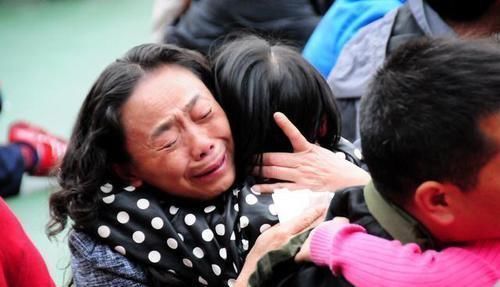 海中|妈妈故意弄丢6岁兔唇女儿,20年后在人海中相遇,如今悔不当初