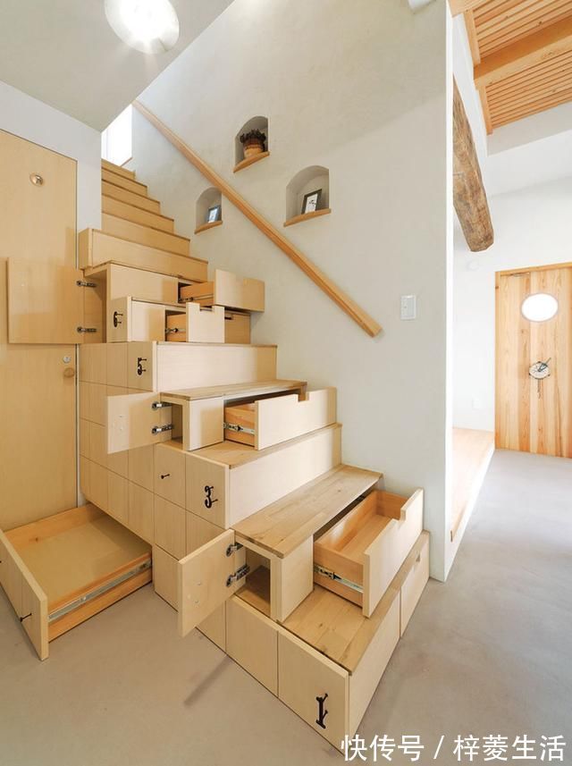 台阶|朋友实在太聪明了,把鞋架搭在楼梯上,1㎡都不浪费,谁能想得到