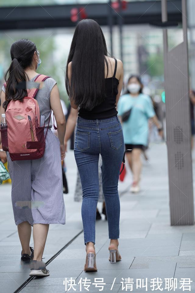 小姐姐|黑色吊带背心+紧身牛仔裤,简约时尚,让小姐姐秀出不一样的魅力