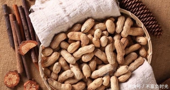 花生是长生果,也是催命符!尤其是这4种人,越吃越伤身!