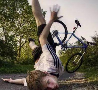 |幽默段子:第一次来男孩家,却把凳子坐烂了,中午饭看来不能吃了