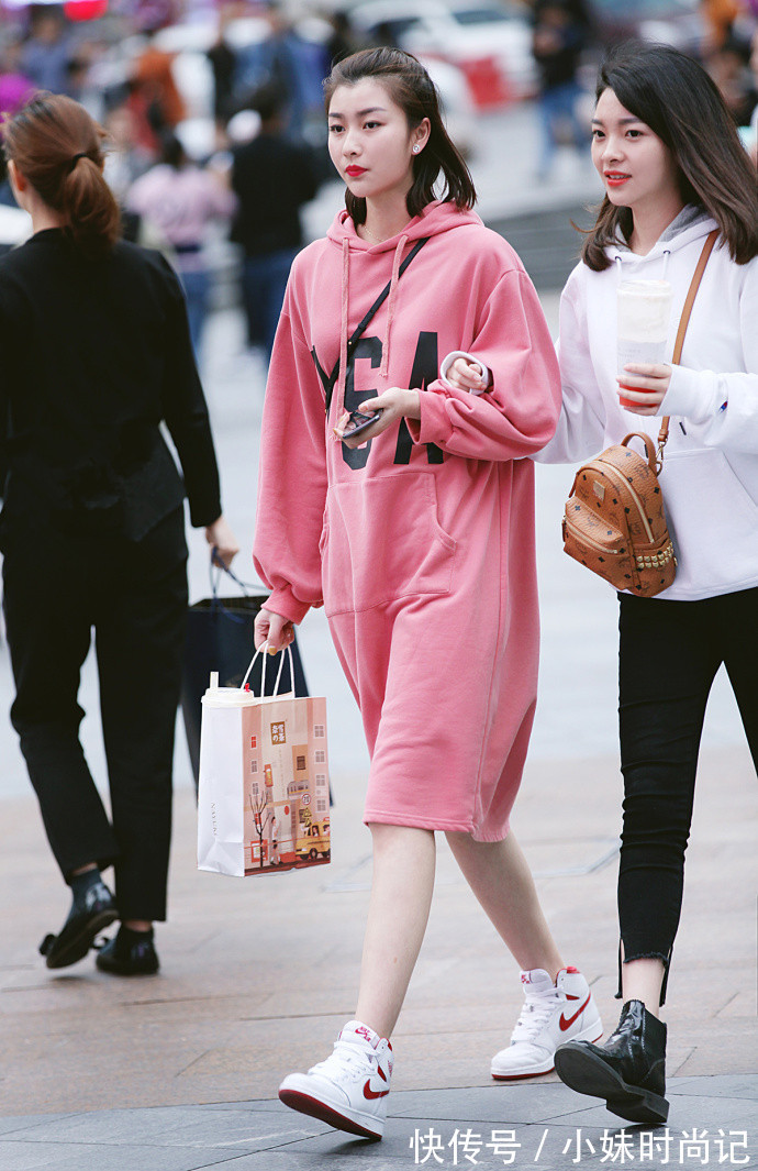 街拍 重庆街拍,粉色的长款卫衣裙舒适又随性,简约有型又有范!