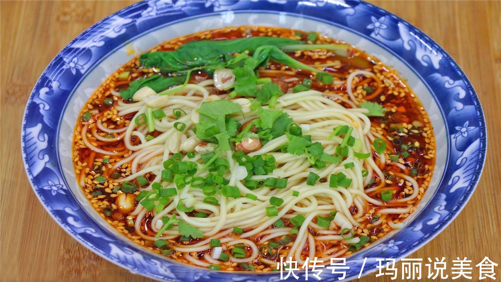 这才是重庆小面的正宗做法，讲解详细到位，香辣爽口，开胃又解馋
