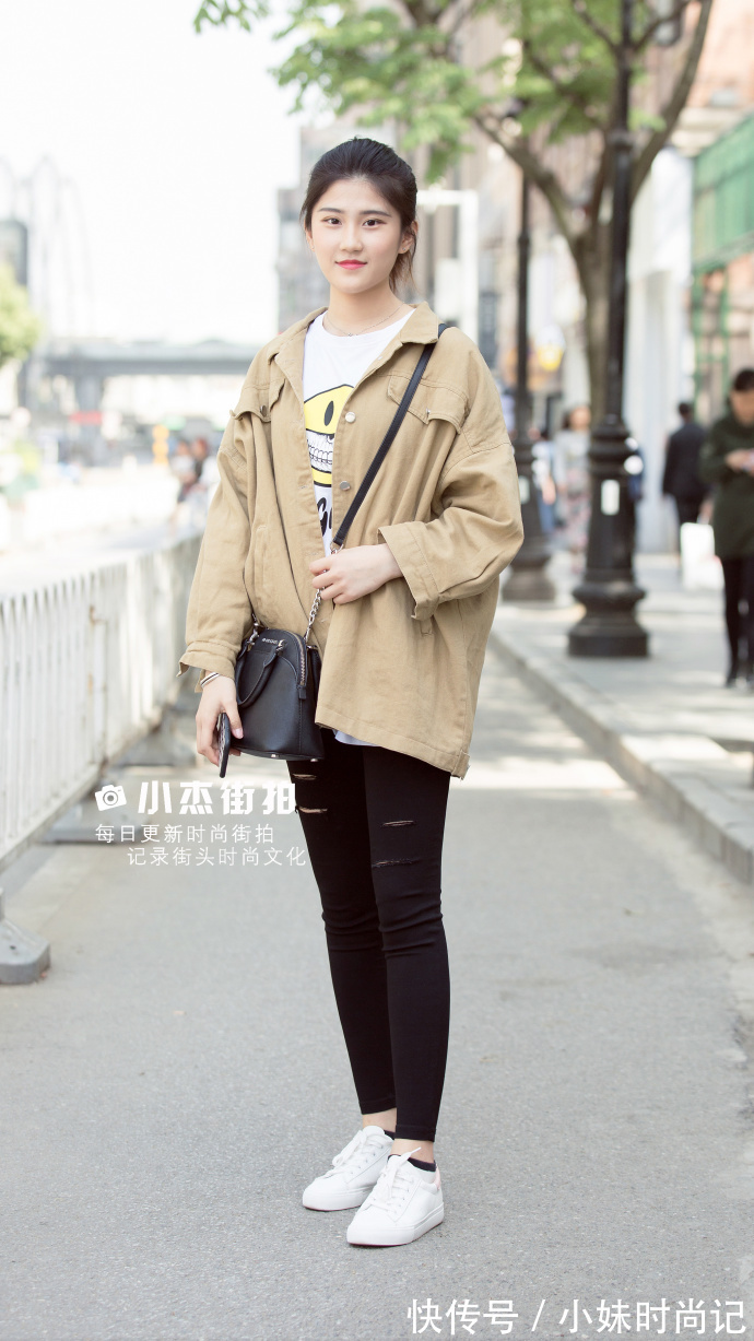 T恤|街拍,黑白条纹T恤搭配休闲阔腿裤,彰显活力与青春!