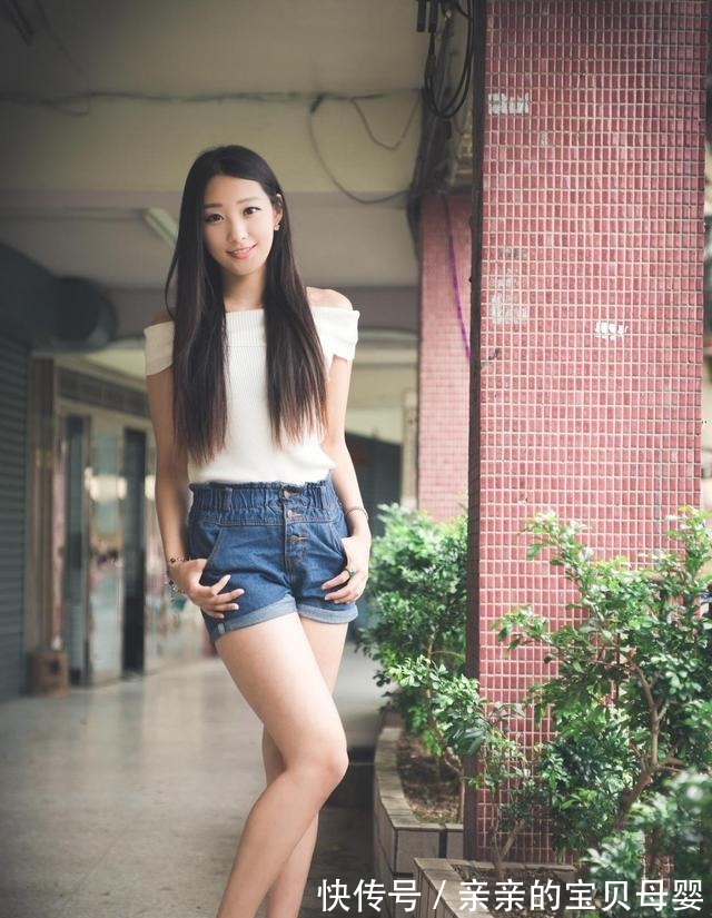 小姐姐 暑假即将来临,这位小姐姐的出游穿搭很是休闲舒适