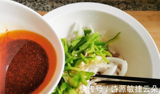 看似简单的煮猪皮，原来技巧在这里，猪皮不腥，软烂入味！