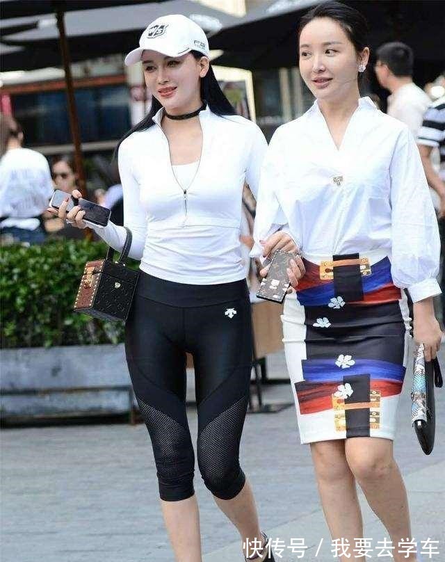 打底裤 白色露脐小背心搭配黑色打底裤，基础款服装搭配，体现出清爽气质！