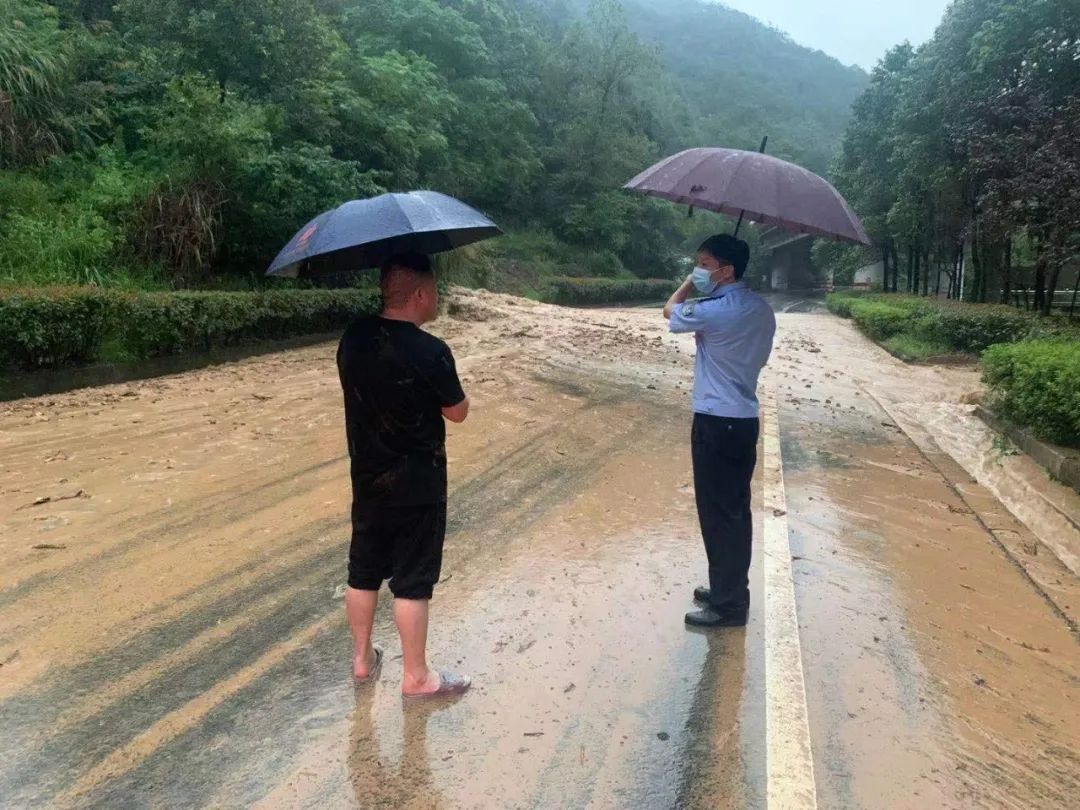 强降雨|暴雨红色预警！台州一地突发山体滑坡致14人被困，多方协力紧急救援！