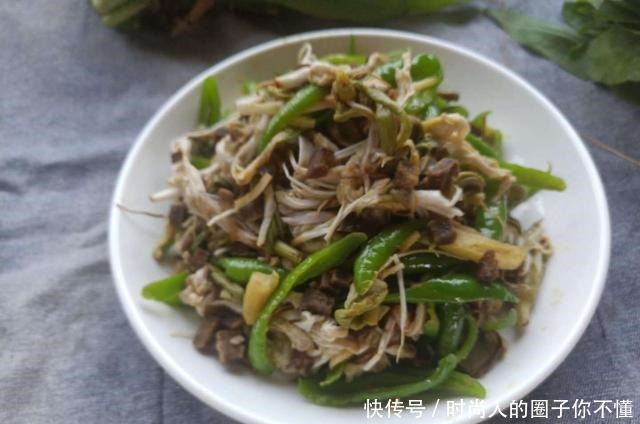 农村这野菜，见了抓一把，焯下水炒，清香爽口，嚼起来爽嫩好下饭