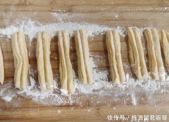 制作|早餐店油条的商用配方,外酥里嫩,手把手教你制作,用料精确到克