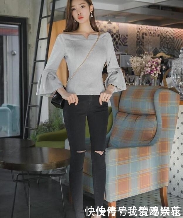 灵动甜美的牛仔裤美女,展现出不俗的品位