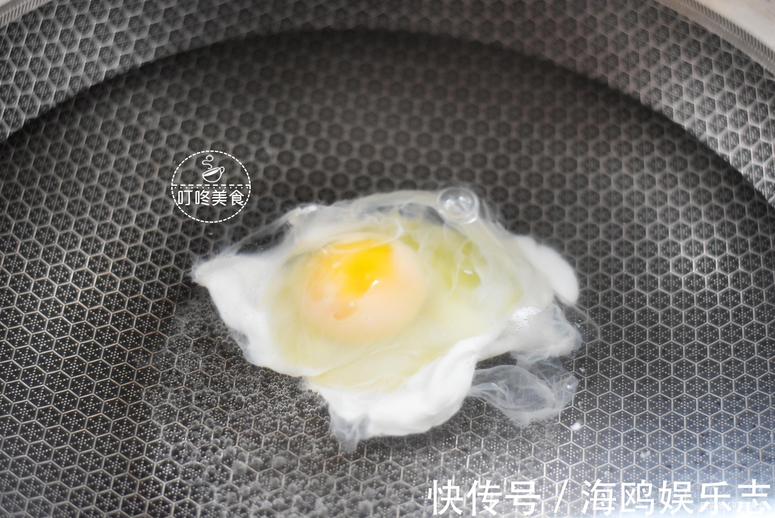 白沫|煮荷包蛋时,煮不圆还冒白沫教你一招,保证完整还不粘锅!