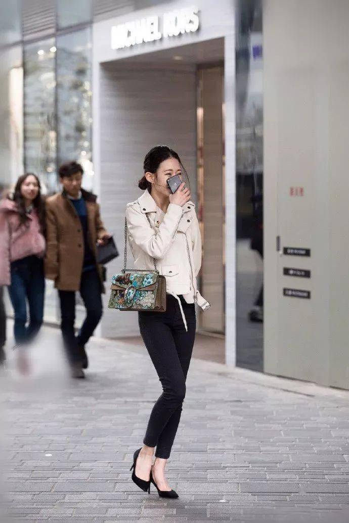 一字带 小姐姐深色风衣,搭配白色休闲裤,彰显出十分优雅的气质美